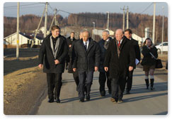 Prime Minister Vladimir Putin, who is visiting the Nizhny Novgorod Region, inspected the rebuilt Verkhnyaya Vereya village, destroyed by wildfires last summer