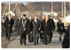 Prime Minister Vladimir Putin inspecting the rebuilt Verkhnyaya Vereya village in the Nizhny Novgorod Region that was destroyed by wildfires last summer|1 november, 2010|18:11