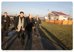 Prime Minister Vladimir Putin inspecting the rebuilt Verkhnyaya Vereya village in the Nizhny Novgorod Region that was destroyed by wildfires last summer|1 november, 2010|18:11