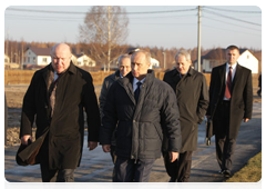 Prime Minister Vladimir Putin inspecting the rebuilt Verkhnyaya Vereya village in the Nizhny Novgorod Region that was destroyed by wildfires last summer|1 november, 2010|18:11