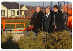 Prime Minister Vladimir Putin inspecting the rebuilt Verkhnyaya Vereya village in the Nizhny Novgorod Region that was destroyed by wildfires last summer|1 november, 2010|18:11