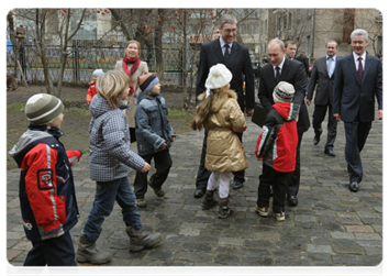 Prime Minister Vladimir Putin visiting Moscow school No. 1060 and examining educational innovations|10 november, 2010|15:40