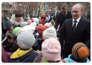 Prime Minister Vladimir Putin visiting Moscow school No. 1060 and examining educational innovations|10 november, 2010|15:40