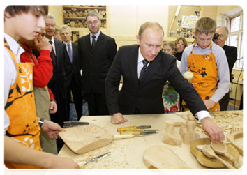 Prime Minister Vladimir Putin visiting Moscow school No. 1060 and examining educational innovations|10 november, 2010|15:39