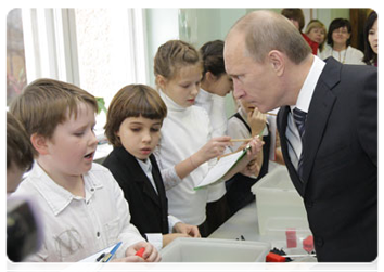 Prime Minister Vladimir Putin visiting Moscow school No. 1060 and examining educational innovations|10 november, 2010|17:11