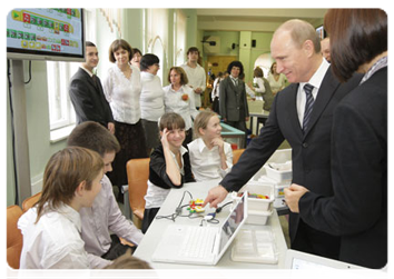 Prime Minister Vladimir Putin visiting Moscow school No. 1060 and examining educational innovations|10 november, 2010|17:11