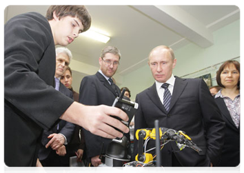 Prime Minister Vladimir Putin visiting Moscow school No. 1060 and examining educational innovations|10 november, 2010|17:11