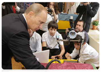 Prime Minister Vladimir Putin visiting Moscow school No. 1060 and examining educational innovations|10 november, 2010|17:11