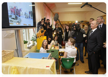 Prime Minister Vladimir Putin visiting Moscow school No. 1060 and examining educational innovations|10 november, 2010|17:11