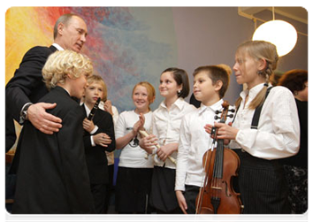 Prime Minister Vladimir Putin visiting Moscow school No. 1060 and examining educational innovations|10 november, 2010|17:11