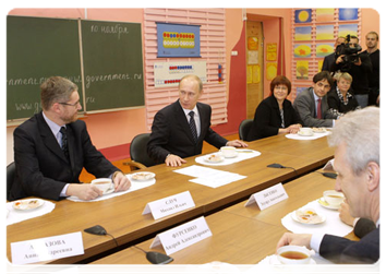 Prime Minister Vladimir Putin meeting with the teachers and parents in the Secondary School 1066|10 november, 2010|17:25