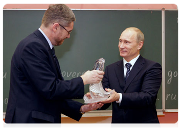 Prime Minister Vladimir Putin meeting with the teachers and parents in the Secondary School 1066, during which he presented the award for Teacher of the Year|10 november, 2010|17:25