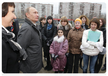 Prime Minister Vladimir Putin has taken part in landscaping the premises of the Federal Research and Clinical Centre for Paediatric Haematology, Oncology and Immunology|11 november, 2010|15:28