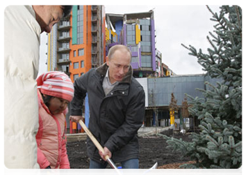 Prime Minister Vladimir Putin has taken part in landscaping the premises of the Federal Research and Clinical Centre for Paediatric Haematology, Oncology and Immunology|11 november, 2010|15:28