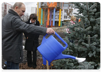 Prime Minister Vladimir Putin has taken part in landscaping the premises of the Federal Research and Clinical Centre for Paediatric Haematology, Oncology and Immunology|11 november, 2010|15:28