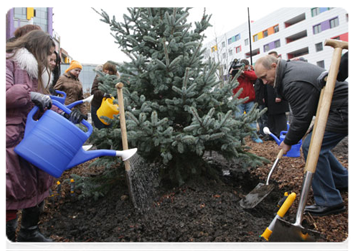 Prime Minister Vladimir Putin has taken part in landscaping the premises of the Federal Research and Clinical Centre for Paediatric Haematology, Oncology and Immunology|11 november, 2010|15:28