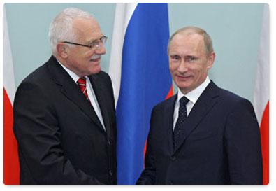 Prime Minister Vladimir Putin meets with Czech President Vaclav Klaus