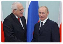 Prime Minister Vladimir Putin meets with Czech President Vaclav Klaus