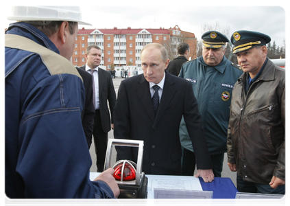 Prime Minister Vladimir Putin visiting the Civil Defence Academy at the Emergencies Ministry where he examined firefighting equipment|12 november, 2010|16:55