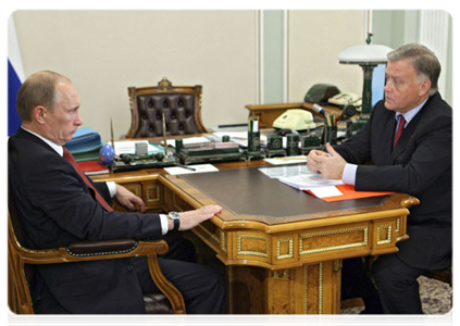 Prime Minister Vladimir Putin at a meeting with head of the Russian Railways Vladimir Yakunin|15 november, 2010|10:40