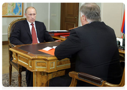 Prime Minister Vladimir Putin at a meeting with head of the Russian Railways Vladimir Yakunin|15 november, 2010|10:40