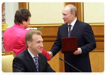 Prime Minister Vladimir Putin awarding the Pyotr Stolypin Medal, 2nd class, to Federation Council Deputy Speaker Svetlana Orlova|17 november, 2010|16:19