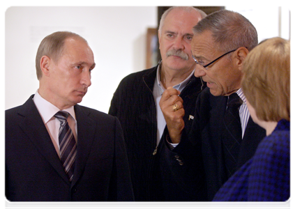 Prime Minister Vladimir Putin at an exhibition of Petr Konchalovsky, one of the initiators of avant-garde in Russia, in the Tretyakov Gallery|17 november, 2010|23:44