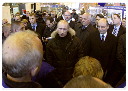 Prime Minister Vladimir Putin talking to plant workers at the VSMPO-AVISMA Corporation|18 november, 2010|17:12