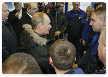 Prime Minister Vladimir Putin talking to plant worker at the VSMPO-AVISMA Corporation|18 november, 2010|17:12