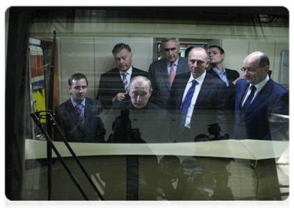 Prime Minister Vladimir Putin examining the cab of the new electric freight locomotive 2ES10 as experts explain how it operates|18 november, 2010|18:34