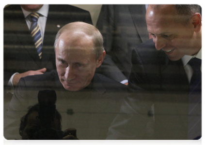 Prime Minister Vladimir Putin examining the cab of the new electric freight locomotive 2ES10 as experts explain how it operates|18 november, 2010|18:34