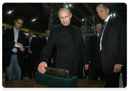 Prime Minister Vladimir Putin touring the Ural Locomotives production facilities in the town of Verkhnyaya Pyshma|18 november, 2010|18:35