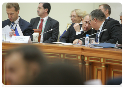 Prime Minister Vladimir Putin, First Deputy Prime Minister Igor Shuvalov and Head of the Federal Customs Service Andrei Belyaninov at the extended attendance meeting of the EurAsEC Interstate Council|19 november, 2010|17:22