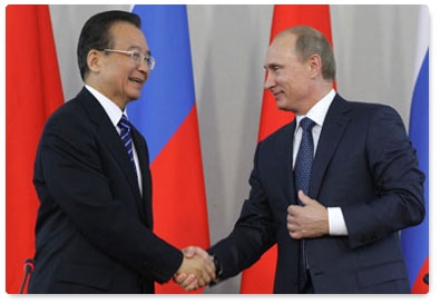 Prime Minister Vladimir Putin and Chinese Premier Wen Jiabao speak to the media