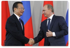 Prime Minister Vladimir Putin and Chinese Premier Wen Jiabao speak to the media