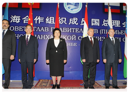 SCO government heads at an official photo session|25 november, 2010|09:46