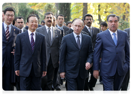 Prime Minister Vladimir Putin, Tajik President Emomalii Rahmon and Premier of the State Council of the People’s Republic of China Wen Jiabao, walking in the Kohi Somon residence|25 november, 2010|10:37