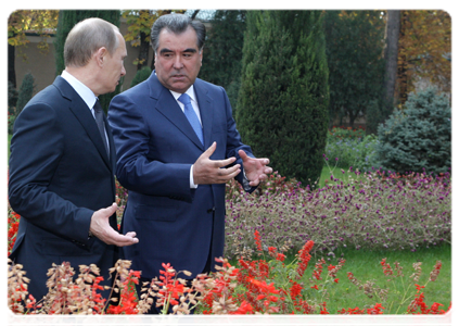 Prime Minister Vladimir Putin and Tajik President Emomali Rahmon walking in the Kohi Somon residence|25 november, 2010|10:42