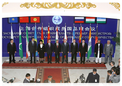 An official photo session of  the heads of government of the SCO member states, observer states and guests|25 november, 2010|10:51