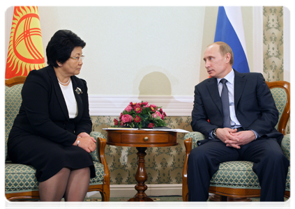 Prime Minister Vladimir Putin meeting with President and Acting Prime Minister of Kyrgyzstan Roza Otunbayeva|25 november, 2010|13:34