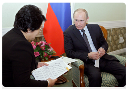 Prime Minister Vladimir Putin meeting with President and Acting Prime Minister of Kyrgyzstan Roza Otunbayeva|25 november, 2010|13:34