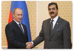 Prime Minister Vladimir Putin meets with Pakistani Prime Minister Yusuf Raza Gilani