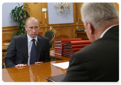 Prime Minister Vladimir Putin meeting with Mikhail Shmakov, the president of the Federation of Independent Trade Unions of Russia|29 november, 2010|18:54