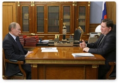 Prime Minister Vladimir Putin meets with Kursk Region Governor Alexander Mikhailov