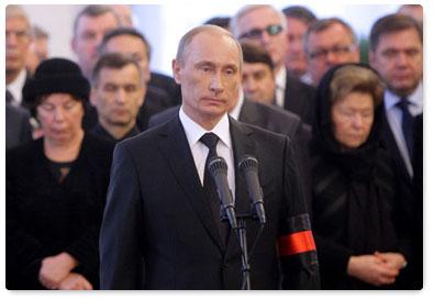 Prime Minister Vladimir Putin pays last respects to prominent politician and statesman Viktor Chernomyrdin