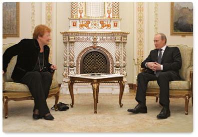 Prime Minister Vladimir Putin meets with Finnish President Tarja Halonen