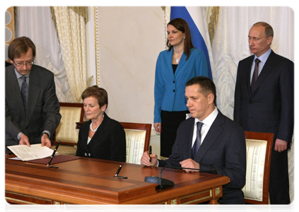 Permanent Secretary of the Finnish Ministry of the Environment Hannele Pokka and Russian Minister of Natural Resources and Environment Yury Trutnev during the signing of a series of bilateral agreements|10 december, 2010|17:11