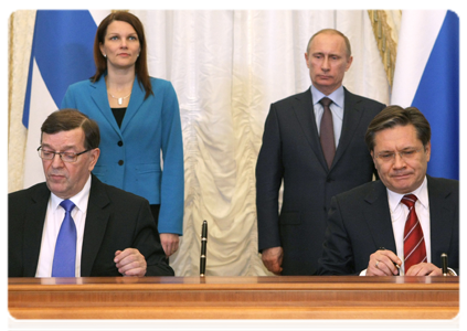 Finnish Minister for Foreign Trade and Development Paavo Vayrynen (left, front) and Russian Deputy Minister of Economic Development Alexei Likhachyov (right, front) during the signing of a series of bilateral agreements|10 december, 2010|17:11