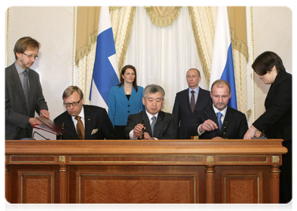 STX Finland Oy President Juha Heikinheimo (second left, front), President and CEO of STX Europe Su-Jou Kim (middle, front) and United Shipbuilding Corporation President R. Trotsenko during the signing of a series of agreements with Russia|10 december, 2010|18:00