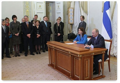 Russian Prime Minister Vladimir Putin and Finnish Prime Minister Mari Kiviniemi hold news  conference after talks